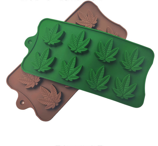 Moule silicone vert avec empreintes feuilles de cannabis, plusieurs formes