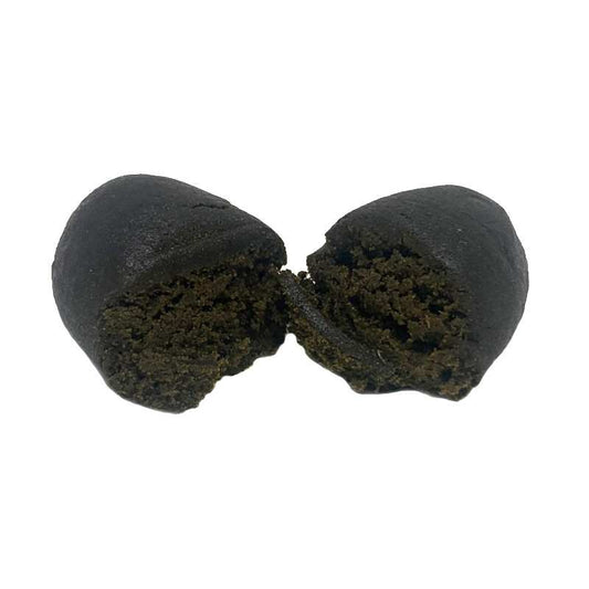Résine CBD sombre coupée en deux, texture granuleuse