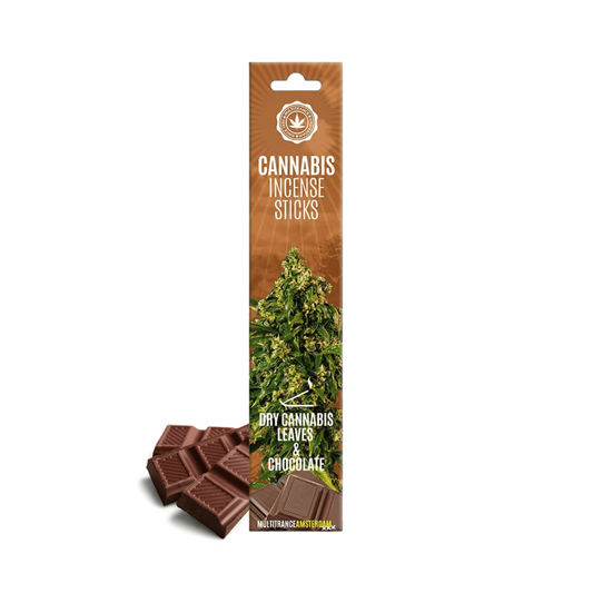 Bâtons d’encens cannabis en étui marron avec morceaux de chocolat au premier plan.