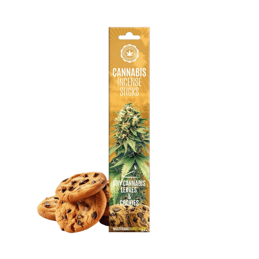 Boîte d’encens en bâtons au cannabis avec biscuits au chocolat à côté.