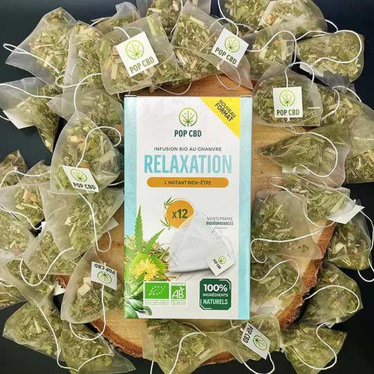 Boîte de tisane CBD bio Relaxation entourée de sachets pyramides biodégradables