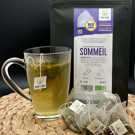 Tisane CBD bio sommeil: sachet noir, sachets individuels et tasse de tisane verte