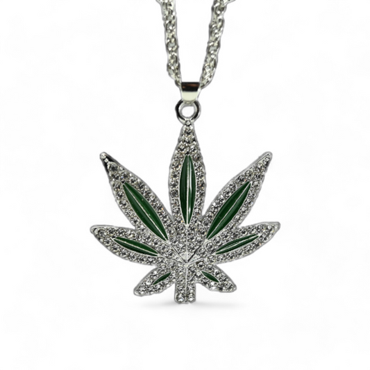 Pendentif feuille de cannabis argenté avec détails verts émaillés et pavage