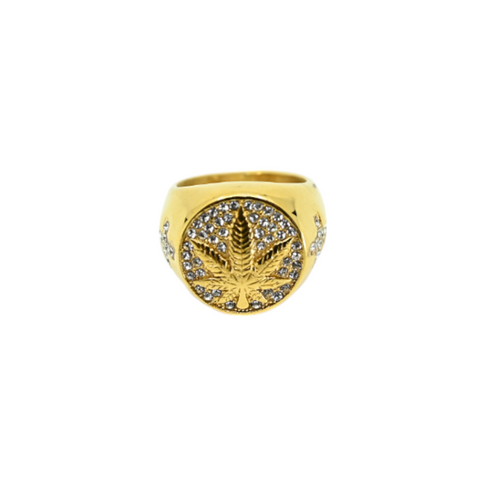 Bague chevalière dorée ornée d’une feuille de cannabis entourée de strass.