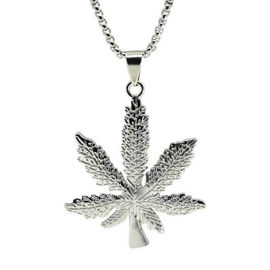 Collier argenté avec pendentif feuille de cannabis en relief