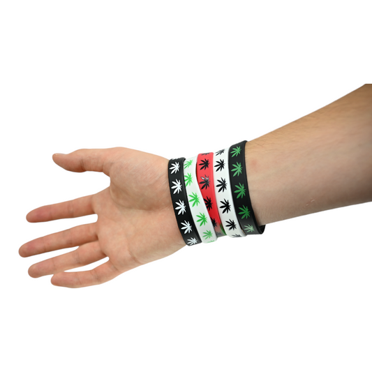 Bracelets silicone feuilles de cannabis, noir et blanc avec rayures rouge, vert sur poignet