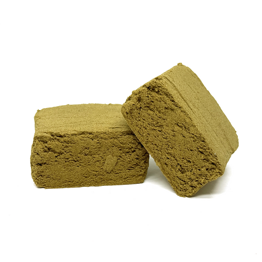 Résine CBD en deux blocs rectangulaires vert olive, texture friable