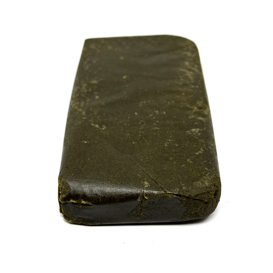 Bloc de résine CBD foncée, surface granuleuse, angle arrondi
