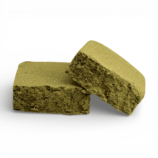 Deux blocs de résine Kif Jaune NL-1, texture granuleuse, surfaces rugueuses