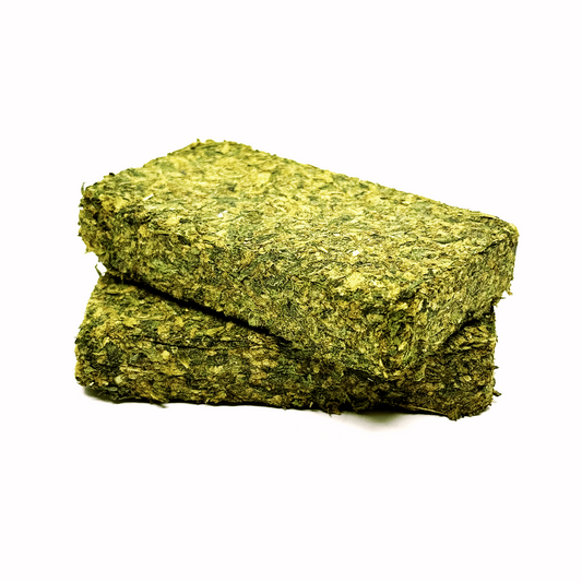 Plaquette de chanvre CBD verte en pile, surface granuleuse.