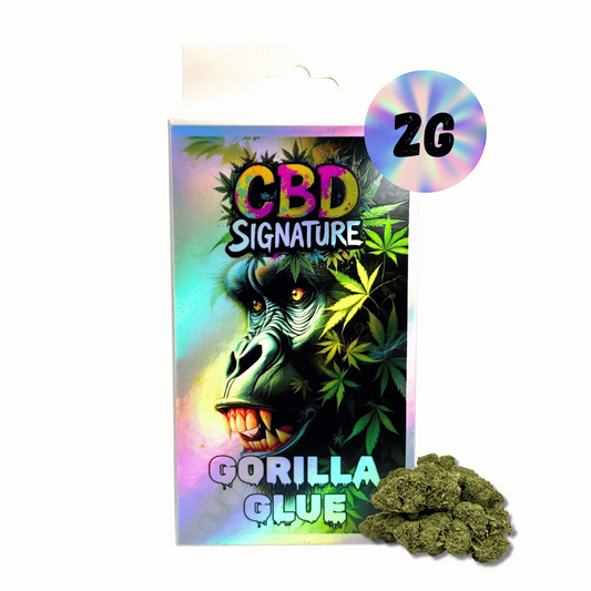 Fleur de CBD Gorilla Glue : sachet CBD Signature avec têtes florales visibles.