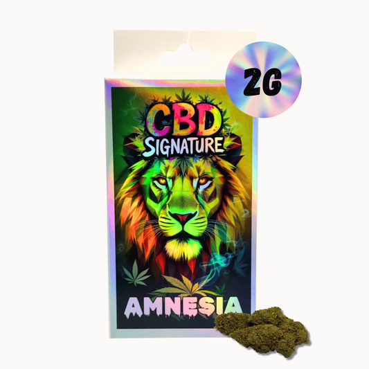 Sachet de fleur de CBD 2 g « CBD Signature » avec lion; petites fleurs à côté.