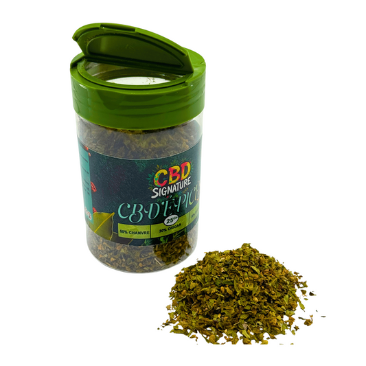 Pot d’épices de chanvre CBD Signature ouvert, avec herbes séchées en vrac à côté.