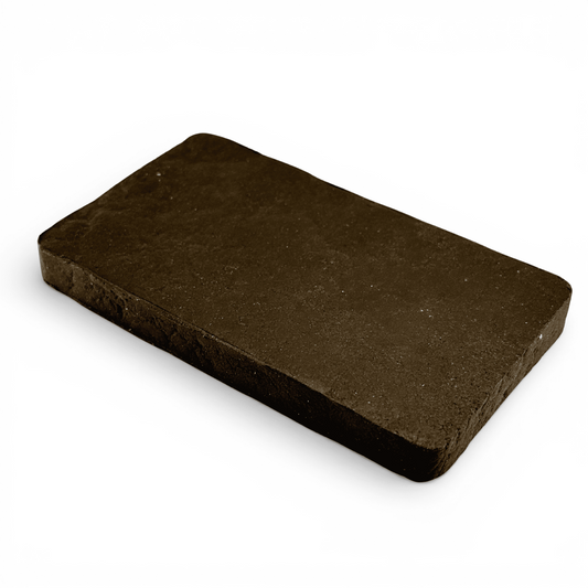 Bloc de résine CBD brun foncé, forme rectangulaire, surface granuleuse