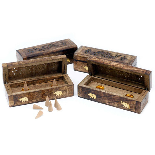 Coffret en bois sculpté, couvercle et fentes, décor d’éléphants, cônes d’encens