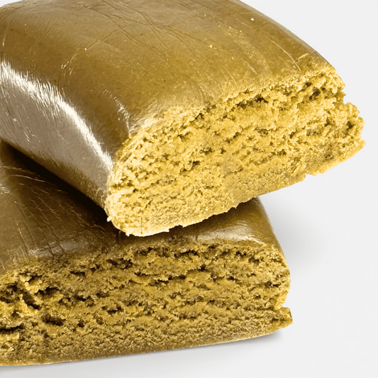Résine CBD en deux morceaux, tranche jaune dorée à texture granuleuse