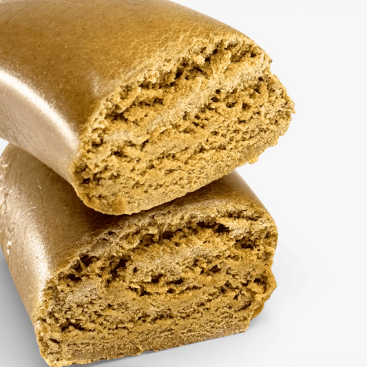 Résine solide ambrée, morceaux coupés avec texture beige granuleuse à l’intérieur