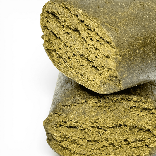 Résine solide verte avec coupe montrant une texture poreuse granuleuse.