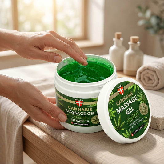 Gel de massage au chanvre Palacio en pot blanc, mains tenant le pot, gel vert