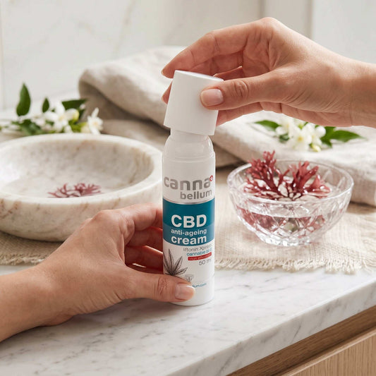 Crème visage CBD anti-âge : mains tenant le flacon blanc 50 ml