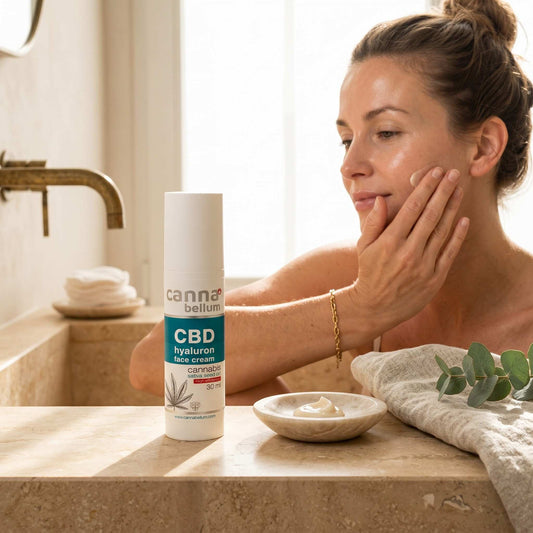 Crème visage CBD Cannabellum en flacon et application sur le visage, mains