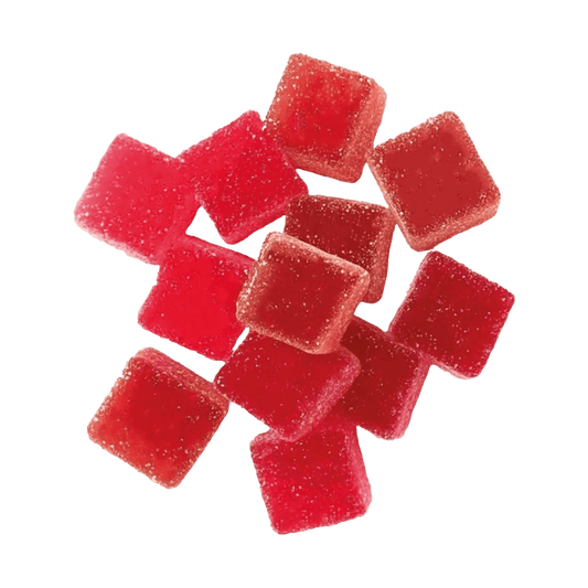 Gummies gélifiés rouges en cubes, texture sucrée, arôme fraise