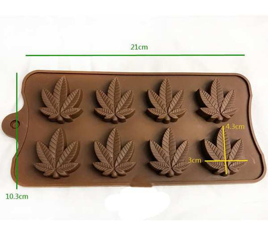 Moule en silicone brun avec 10 empreintes de feuilles de cannabis