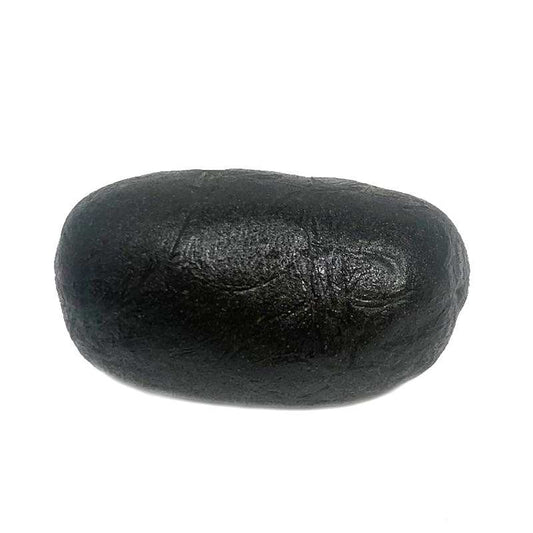 Résine CBD sombre en forme d’ovale, texture compacte