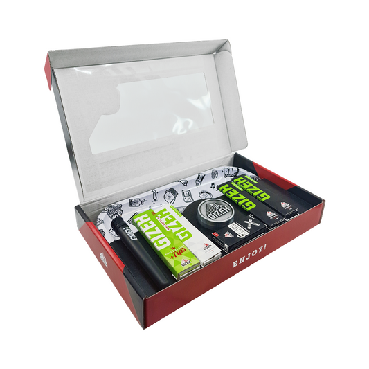 Coffret cadeau ouvert avec plateau, feuilles à rouler et accessoires de roulage