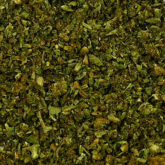 Micro-bouts de CBD TRIM CBD, matière végétale verte en gros plan
