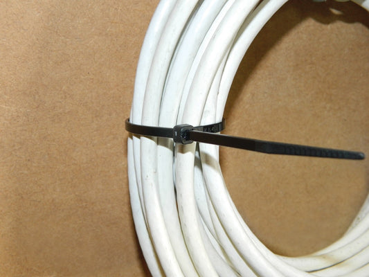 Lot d’attaches ajustables blanches de 18 cm, regroupées avec sangle noire