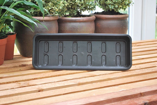 Plateau de jardin étroit noir sans trous, vue dessus avec rainures décoratives