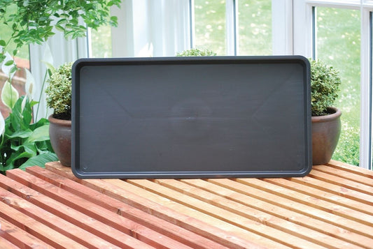 Grand plateau rectangulaire noir à bords relevés, surface plane