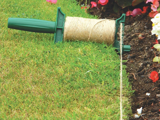 Bobine de ficelle de jute naturelle 3 brins sur support vert, rouleau visible