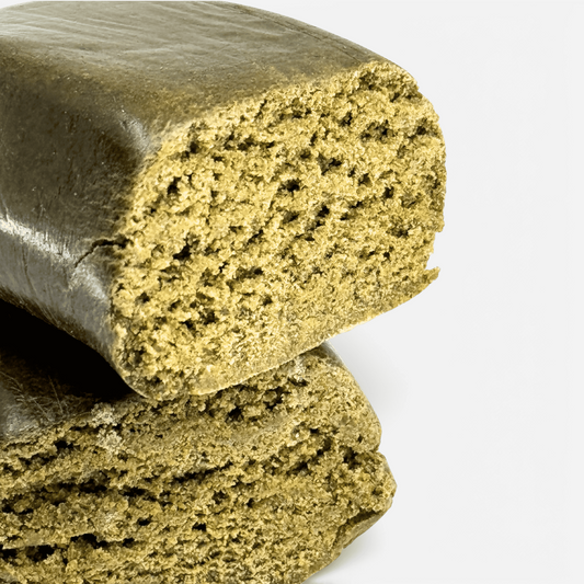 Résine CBD vert olive en gros plan, texture sableuse et granuleuse.