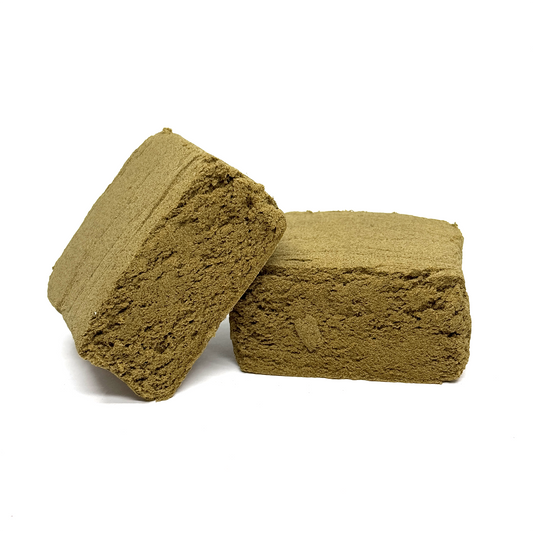 Morceaux de résine CBD BELDIA vert olive, texture granuleuse, aspect émietté.