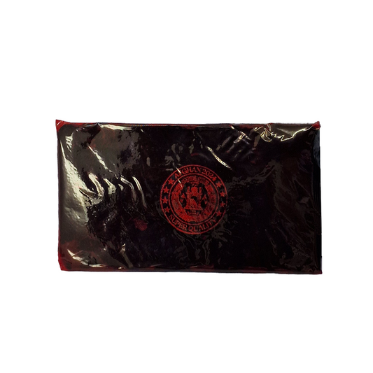 Résine CBD en sachet aluminium noir avec emblème rouge, forme rectangulaire