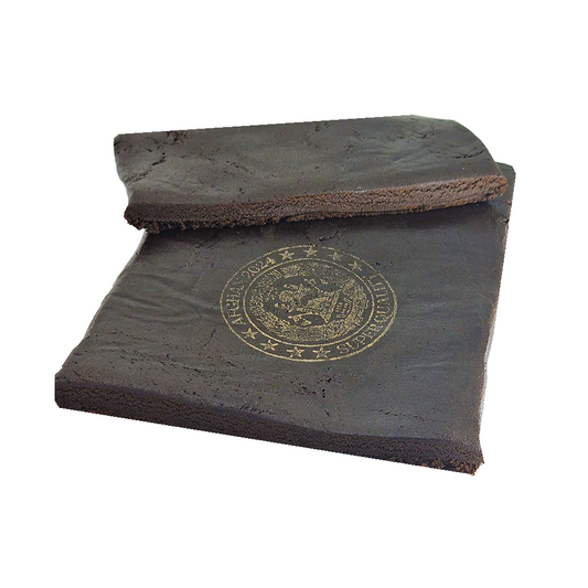 Résine CBD noire en plaque rectangulaire avec logo doré en relief