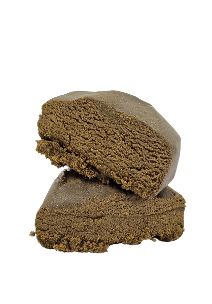 Résine CBD en galet brun foncé, texture granuleuse et surface irrégulière