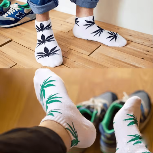 Chaussettes blanches à motif feuilles de cannabis, portées avec baskets