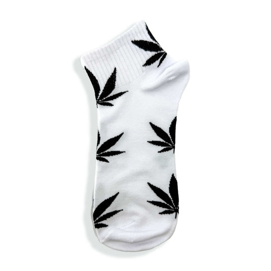 Chaussette blanche avec motifs de feuilles de cannabis noires, tige côtelée.