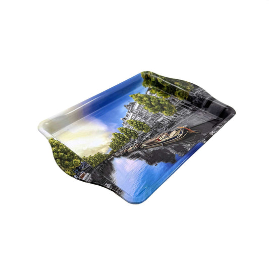 Foulard rectangulaire bleu avec motif canal et bateau, immeubles et arbres verts.