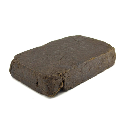 Bloc de résine sombre, forme rectangulaire, surface granuleuse