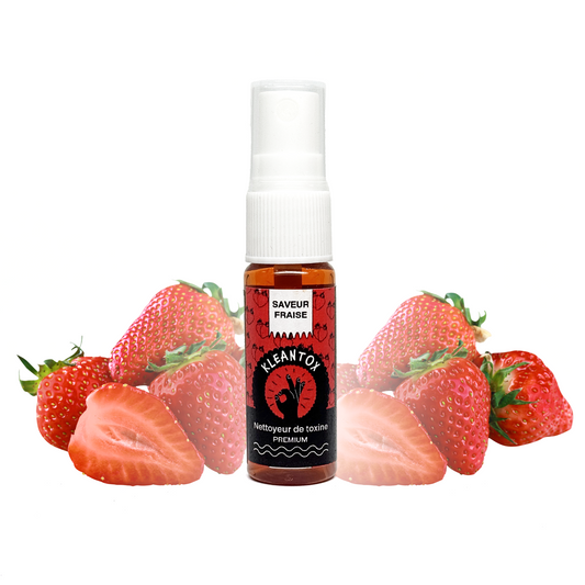 Flacon spray parfum fraise avec fraises fraîches autour