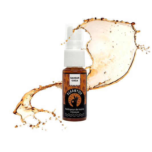 Flacon spray brun KLEANTOX avec capuchon blanc, nuage de liquide et éclaboussures
