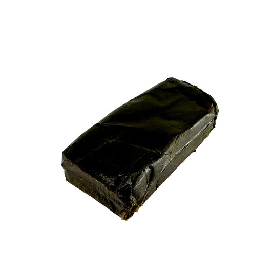 Bloc de résine rectangulaire, enveloppe vert olive foncé froissée, arêtes visibles.