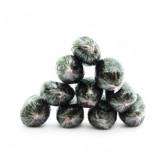 Pile de petites boules de résine vert olive à texture granuleuse
