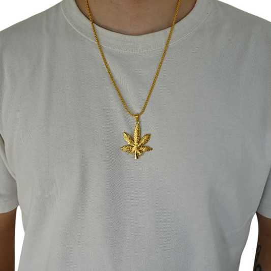 Collier feuille de cannabis dorée avec pendentif fin sur chaîne dorée