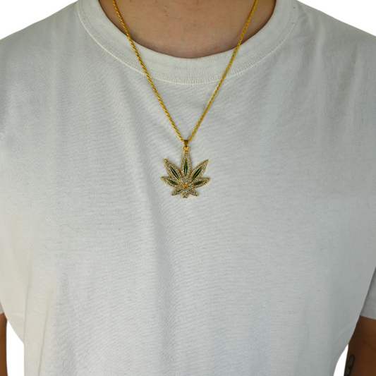 Collier à pendentif feuille de cannabis doré, chaîne fine et pampille sertie de pierres