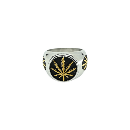 Bague chevalière argent, motif feuille de cannabis dorée sur fond noir.